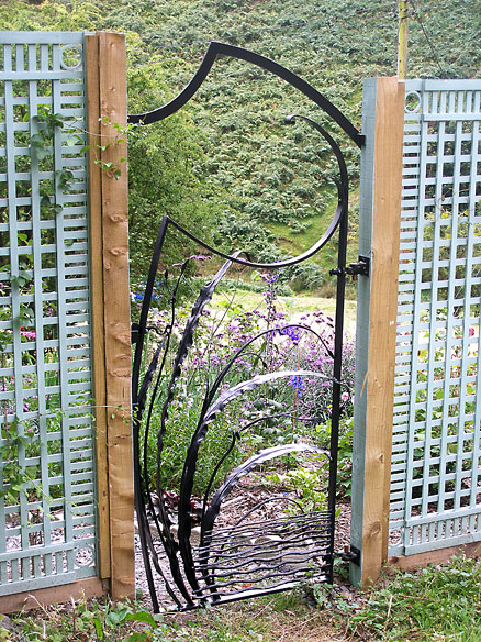 Leaf Gate with Overthrow